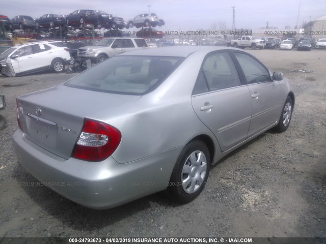 4T1BE32K52U033545 - 2002 TOYOTA CAMRY LE/XLE/SE SILVER photo 4