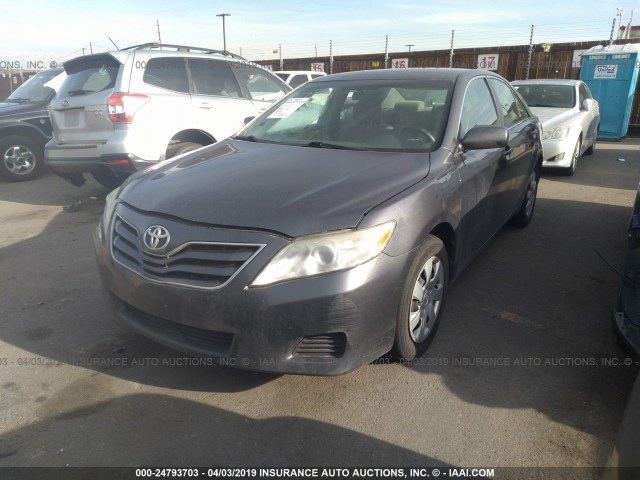 4T1BF3EK0BU157781 - 2011 TOYOTA CAMRY SE/LE/XLE GRAY photo 2