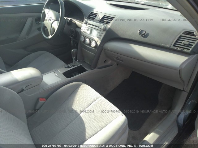 4T1BF3EK0BU157781 - 2011 TOYOTA CAMRY SE/LE/XLE GRAY photo 5