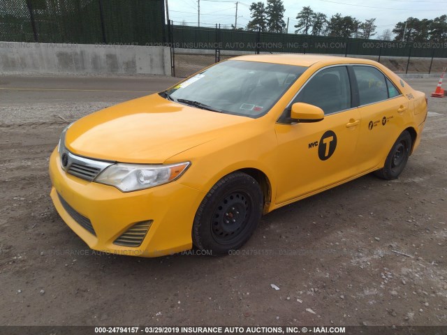 4T1BD1FK2EU108823 - 2014 TOYOTA CAMRY HYBRID/LE/XLE YELLOW photo 2