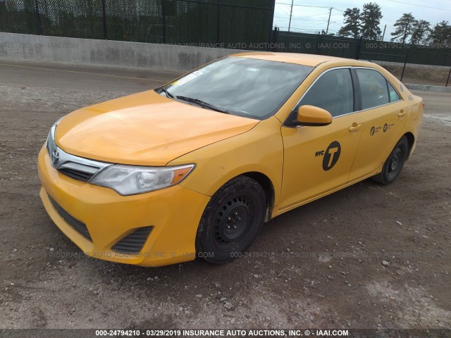 4T1BD1FK3EU126084 - 2014 TOYOTA CAMRY HYBRID/LE/XLE YELLOW photo 2