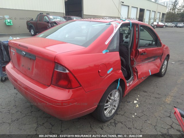 1FAHP34N57W184533 - 2007 FORD FOCUS ZX4/S/SE/SES RED photo 4