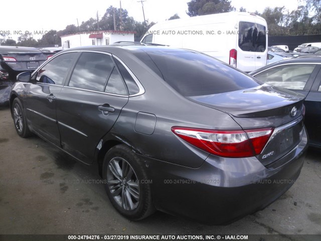 4T1BF1FKXGU219875 - 2016 TOYOTA CAMRY LE/XLE/SE/XSE 灰色 照片 3