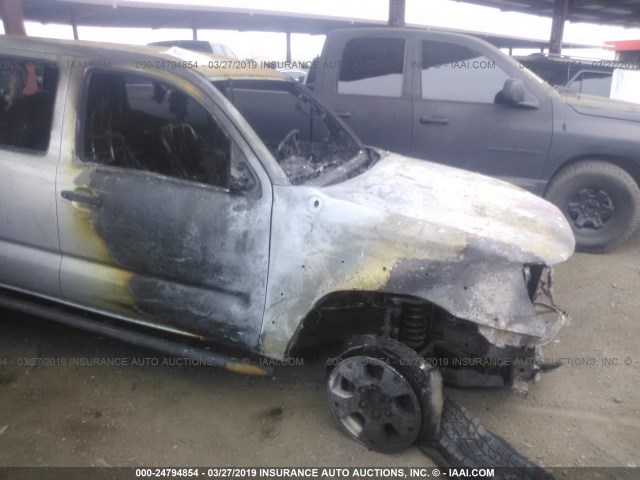 5TELU42N56Z220616 - 2006 TOYOTA TACOMA DOUBLE CAB 银色 照片 6