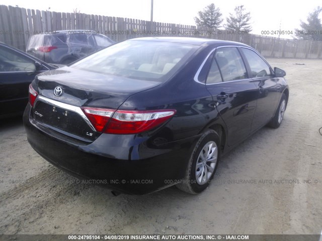 4T1BF1FK1HU794433 - 2017 TOYOTA CAMRY LE/XLE/SE/XSE BLACK photo 4