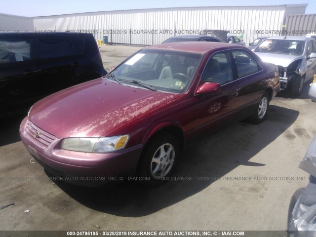 4T1BG22KXWU351817 - 1998 TOYOTA CAMRY CE/LE/XLE RED photo 2