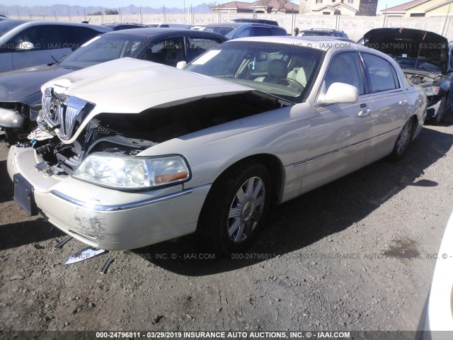 1LNHM83W23Y663061 - 2003 LINCOLN TOWN CAR CARTIER CREAM photo 2