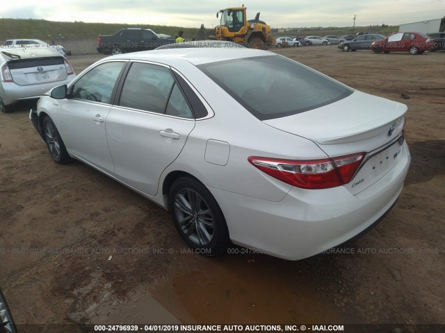 4T1BD1FK0FU142339 - 2015 TOYOTA CAMRY HYBRID/LE/XLE/SE WHITE photo 3