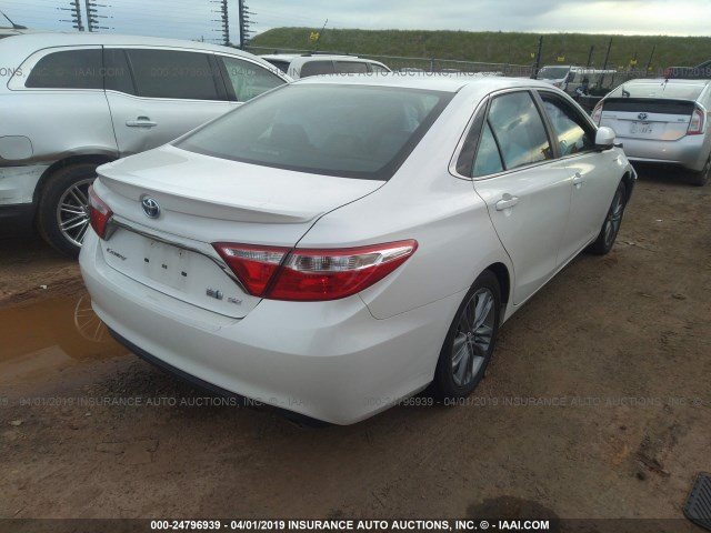 4T1BD1FK0FU142339 - 2015 TOYOTA CAMRY HYBRID/LE/XLE/SE WHITE photo 4