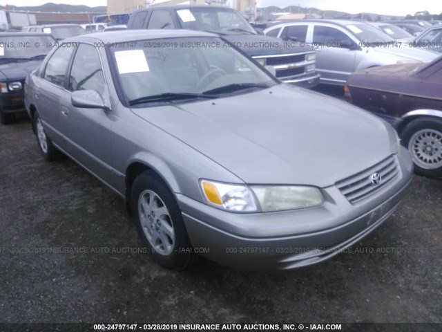 JT2BF28K0X0194010 - 1999 TOYOTA CAMRY LE/XLE 银色 照片 1