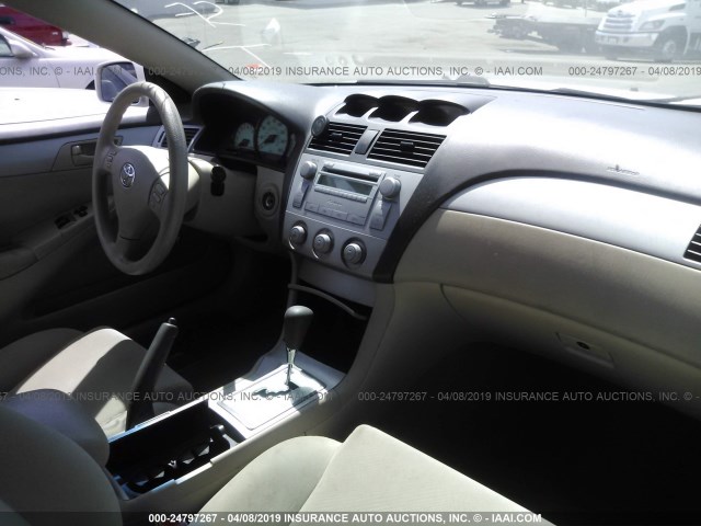 4T1CE38P86U581598 - 2006 TOYOTA CAMRY SOLARA SE/SLE WHITE photo 5