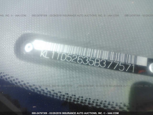 KL1TD52635B377571 - 2005 CHEVROLET AVEO LS BLUE photo 9