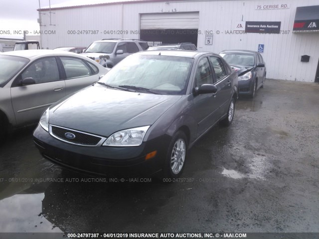 1FAFP34N55W131903 - 2005 FORD FOCUS ZX4 GRAY photo 2