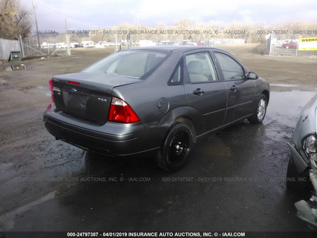 1FAFP34N55W131903 - 2005 FORD FOCUS ZX4 GRAY photo 4