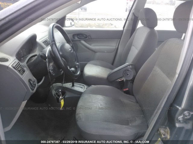 1FAFP34N55W131903 - 2005 FORD FOCUS ZX4 GRAY photo 5