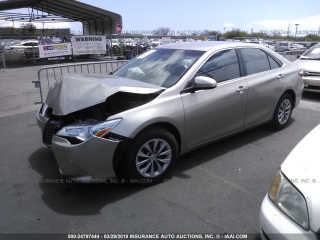 4T1BF1FK8HU395521 - 2017 TOYOTA CAMRY LE/XLE/SE/XSE GRAY photo 2