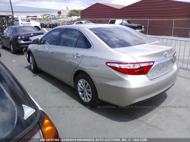 4T1BF1FK8HU395521 - 2017 TOYOTA CAMRY LE/XLE/SE/XSE GRAY photo 3