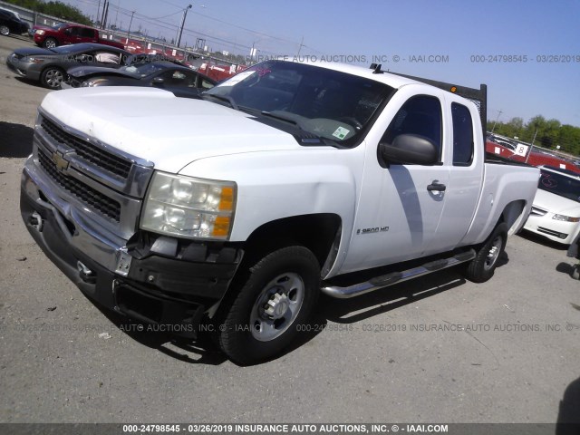 1GCHC29K78E165262 - 2008 CHEVROLET SILVERADO C2500 HEAVY DUTY WHITE photo 2