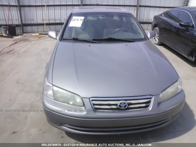 4T1BF22K61U119596 - 2001 TOYOTA CAMRY LE/XLE 银色 照片 6