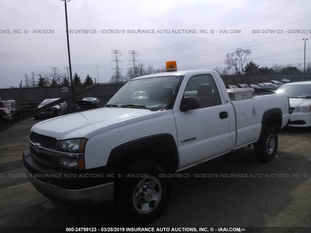 1GCHC24U84E322221 - 2004 CHEVROLET SILVERADO C2500 HEAVY DUTY WHITE photo 2