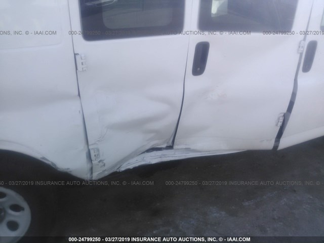 1GCSGAF45B1190332 - 2011 CHEVROLET EXPRESS G1500  WHITE photo 6