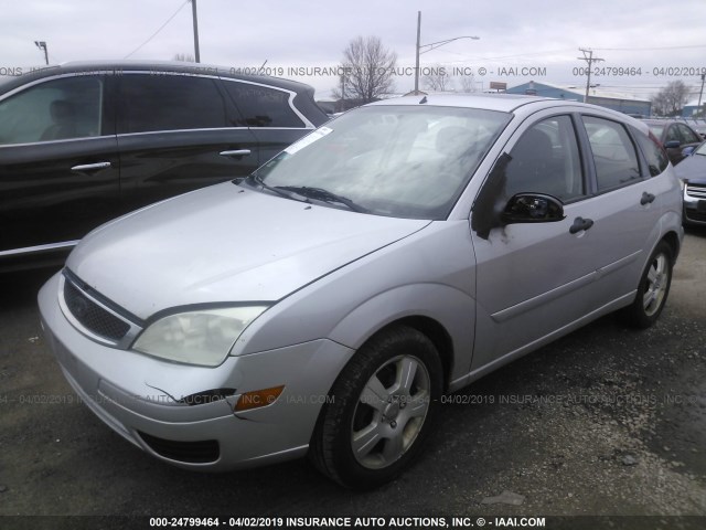 1FAHP37N77W217902 - 2007 FORD FOCUS ZX5/S/SE/SES SILVER photo 2