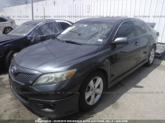 4T1BF3EK3BU608105 - 2011 TOYOTA CAMRY SE/LE/XLE GRAY photo 2