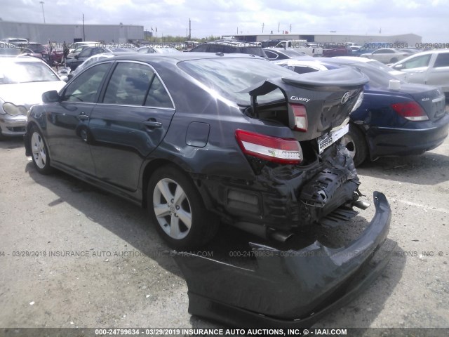 4T1BF3EK3BU608105 - 2011 TOYOTA CAMRY SE/LE/XLE GRAY photo 3