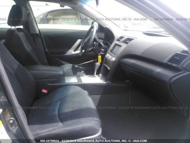4T1BF3EK3BU608105 - 2011 TOYOTA CAMRY SE/LE/XLE GRAY photo 5