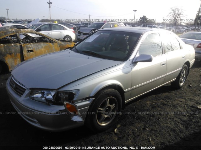 JT2BG28KXY0393662 - 2000 TOYOTA CAMRY LE/XLE Күміс фото 2