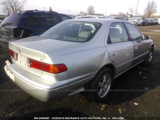 JT2BG28KXY0393662 - 2000 TOYOTA CAMRY LE/XLE Күміс фото 4