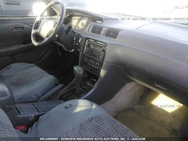 JT2BG28KXY0393662 - 2000 TOYOTA CAMRY LE/XLE Күміс фото 5