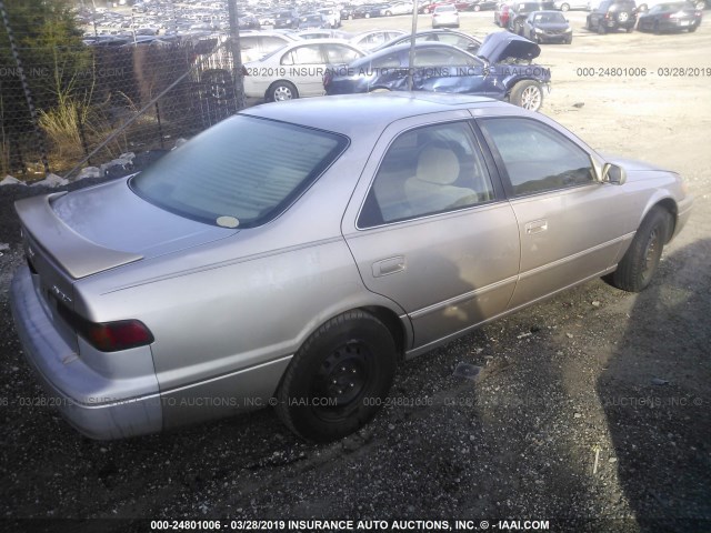 4T1BG22K4WU268805 - 1998 TOYOTA CAMRY CE/LE/XLE GOLD photo 4