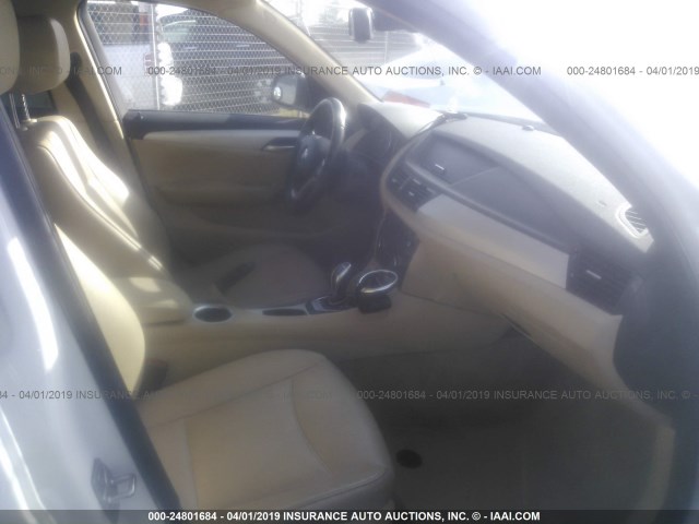 WBAVM1C59DVW44688 - 2013 BMW X1 SDRIVE28I WHITE photo 5