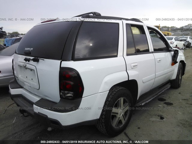 1GNDT13S652177425 - 2005 CHEVROLET TRAILBLAZER LS/LT WHITE photo 4