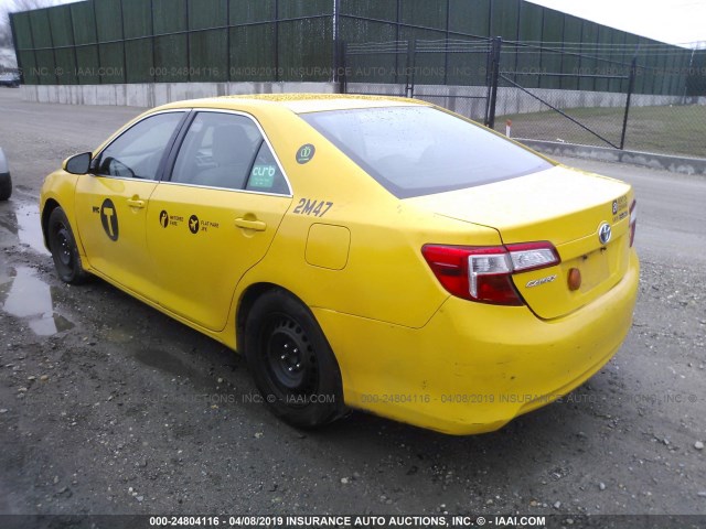 4T1BD1FKXDU084592 - 2013 TOYOTA CAMRY HYBRID/LE/XLE YELLOW photo 3