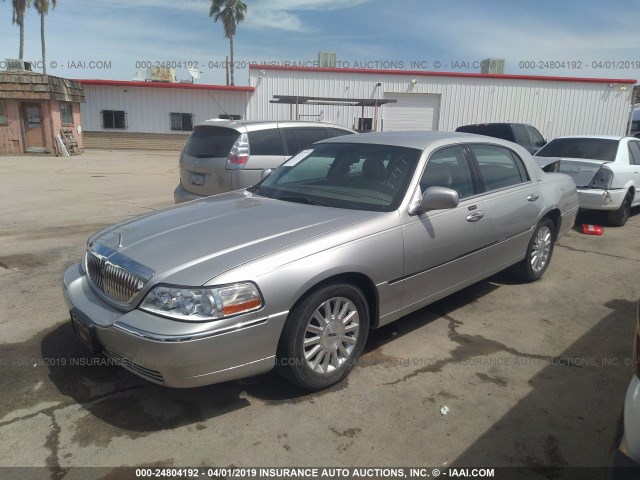 1LNHM81W74Y683102 - 2004 LINCOLN TOWN CAR EXECUTIVE/SIGNATURE SILVER photo 2