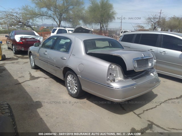 1LNHM81W74Y683102 - 2004 LINCOLN TOWN CAR EXECUTIVE/SIGNATURE SILVER photo 3