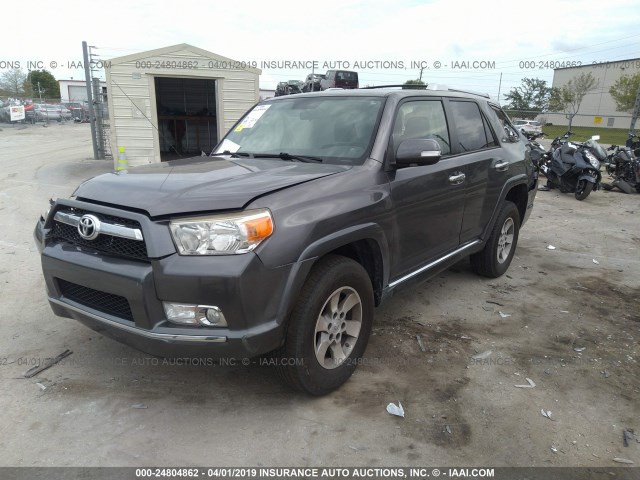 JTEZU5JR3D5055410 - 2013 TOYOTA 4RUNNER SR5/LIMITED GRAY photo 2