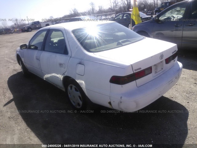 4T1BF22K7WU047282 - 1998 TOYOTA CAMRY CE/LE/XLE WHITE photo 3