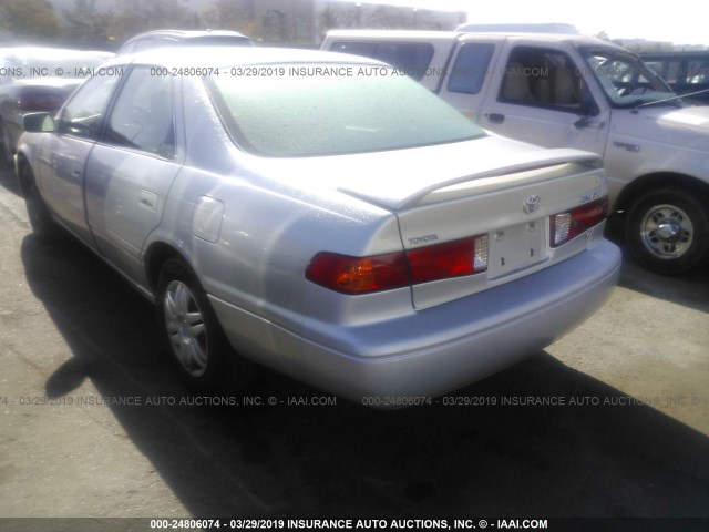 JT2BF22K310314205 - 2001 TOYOTA CAMRY CE/LE/XLE SILVER photo 3