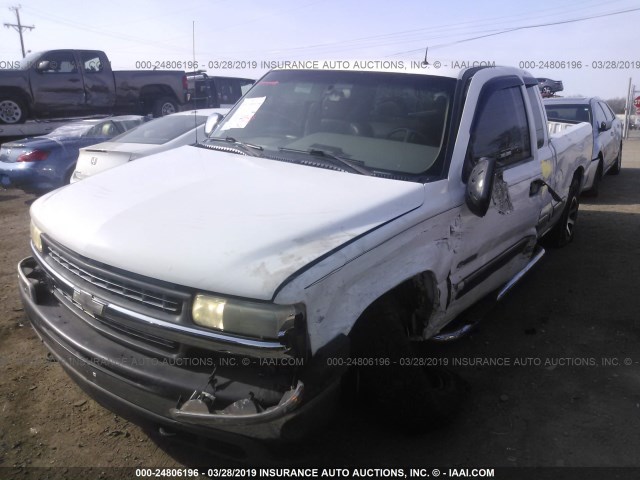 2GCEC19T121291373 - 2002 CHEVROLET SILVERADO C1500 WHITE photo 2