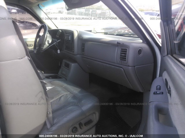 2GCEC19T121291373 - 2002 CHEVROLET SILVERADO C1500 WHITE photo 5