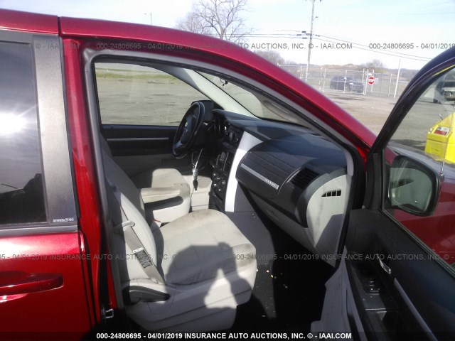 2D8HN54P98R140852 - 2008 DODGE GRAND CARAVAN SXT RED photo 4