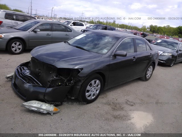 4T4BF3EK5AR064467 - 2010 TOYOTA CAMRY SE/LE/XLE GRAY photo 2