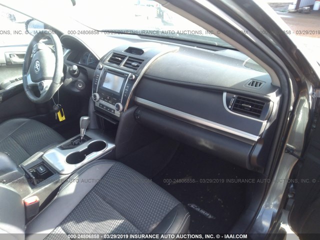 4T1BF1FKXEU820054 - 2014 TOYOTA CAMRY L/SE/LE/XLE 灰色 照片 5