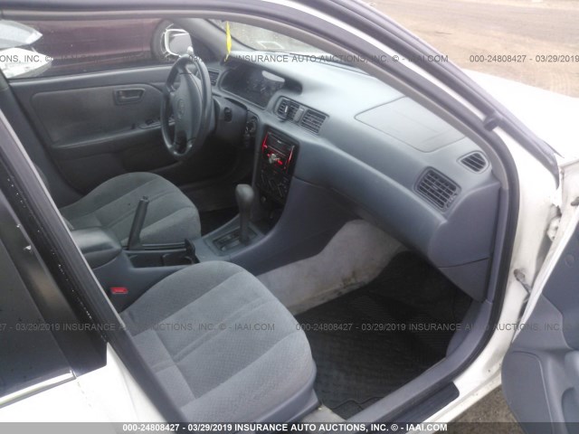 4T1BF22KXYU946611 - 2000 TOYOTA CAMRY LE/XLE WHITE photo 5