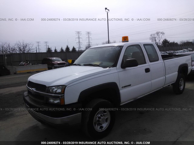 1GCHC29U04E321170 - 2004 CHEVROLET SILVERADO C2500 HEAVY DUTY WHITE photo 2