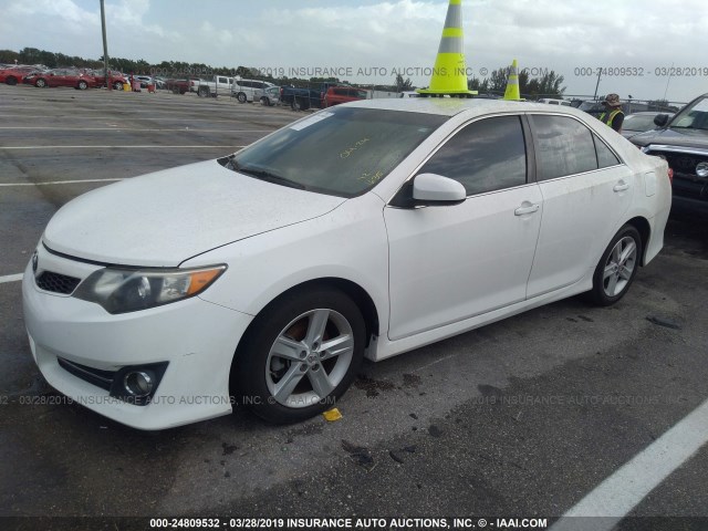 4T1BF1FK8CU611635 - 2012 TOYOTA CAMRY SE/LE/XLE WHITE photo 2