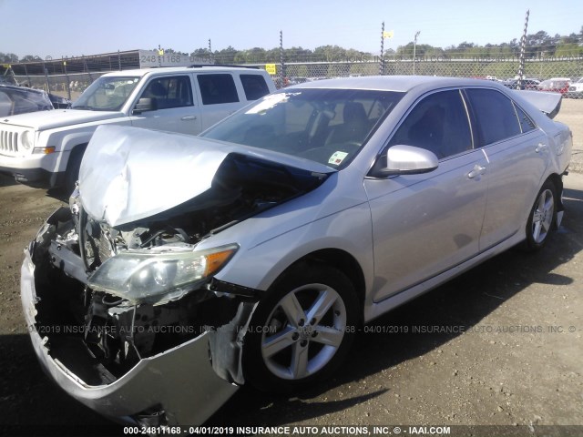 4T1BF1FK8DU235326 - 2013 TOYOTA CAMRY L/SE/LE/XLE 银色 照片 2